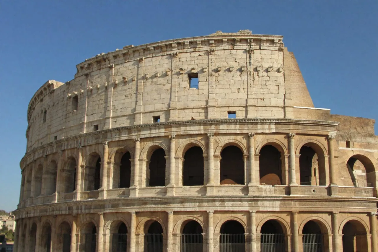 Les Arènes de Nîmes, amphithéâtre romain au cœur de la ville